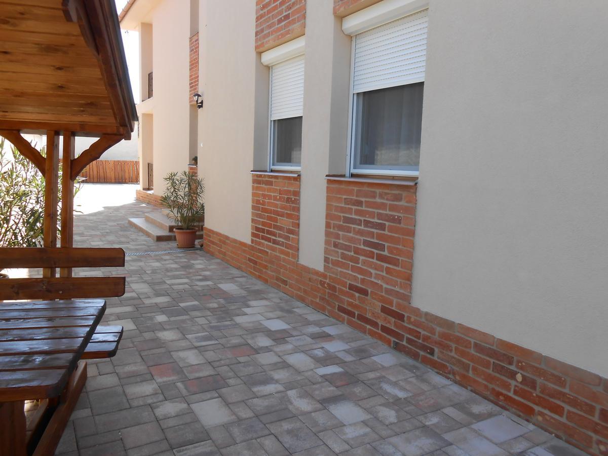 Imola Es Andrea Apartmanhaz 2 Hajdúszoboszló 外观 照片